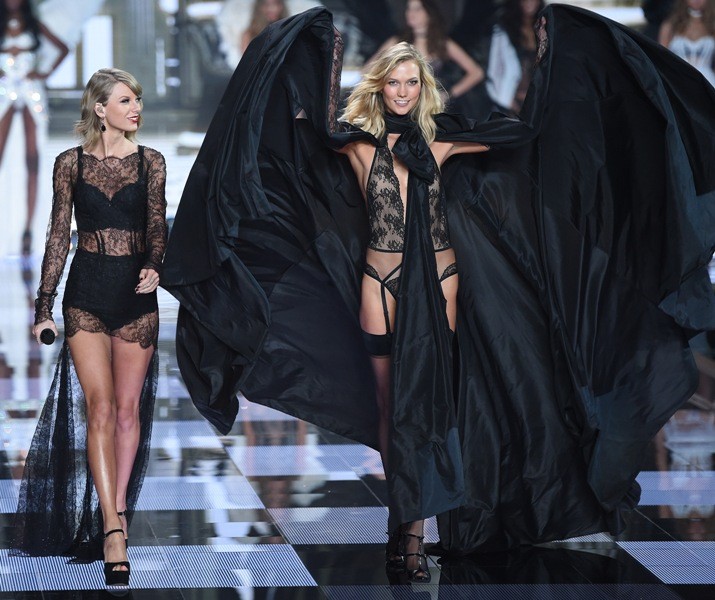 Taylor Swift a Karlie Kloss na prehliadke Victoria's Secret